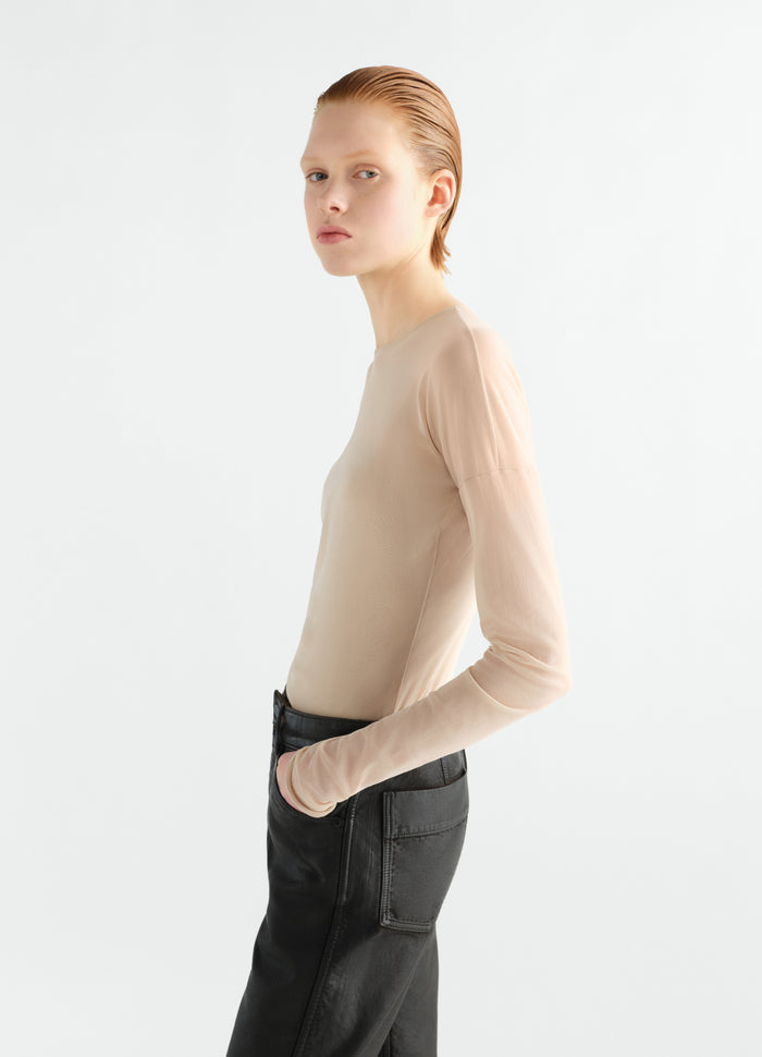 Long-sleeve beige mesh jersey top LEMAIRE side view worn by model with black pants