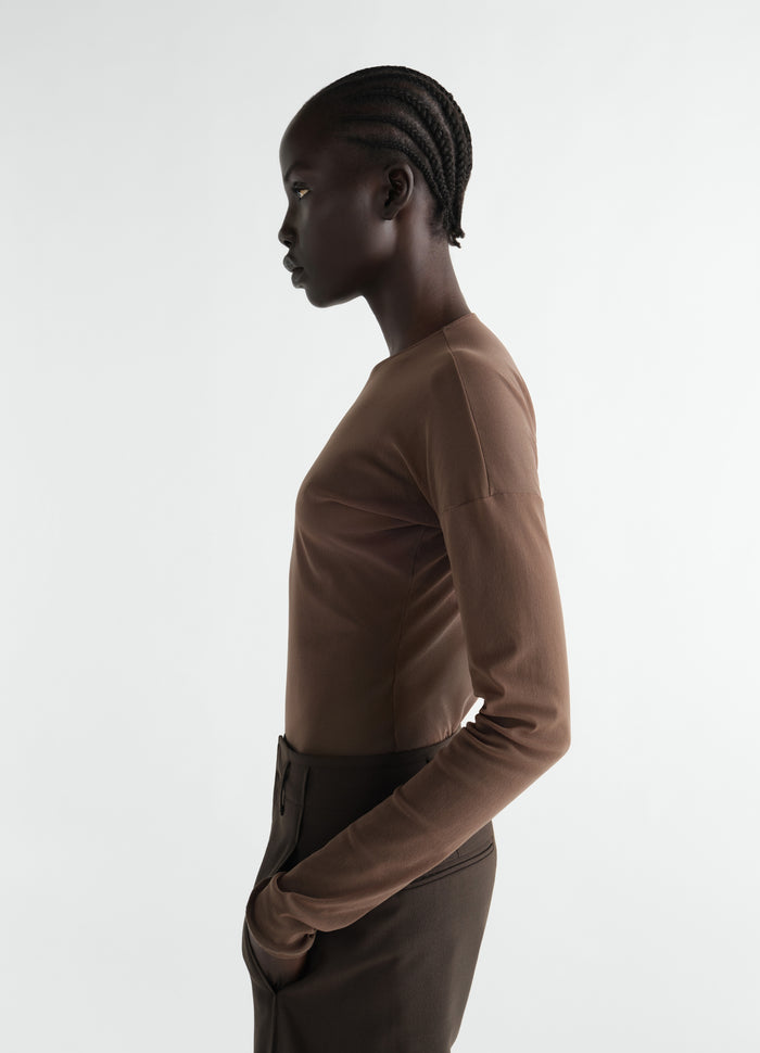 Long-sleeve brown mesh jersey top LEMAIRE worn by a model side view