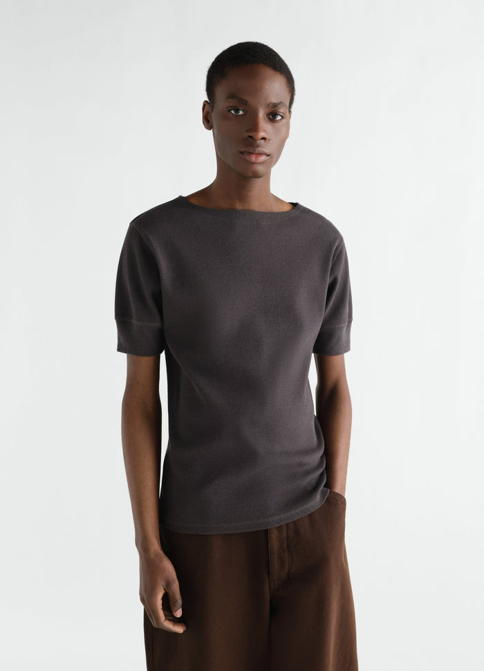 Boat-neck short sleeve charcoal grey linen cotton ribbed jersey T-shirt LEMAIRE worn by model front
