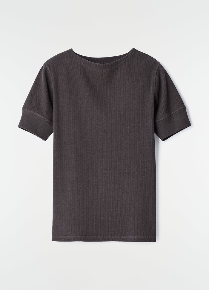 Boat-neck ribbed cotton linen T-shirt in charcoal grey LEMAIRE flat lay on white background, primary product shot
