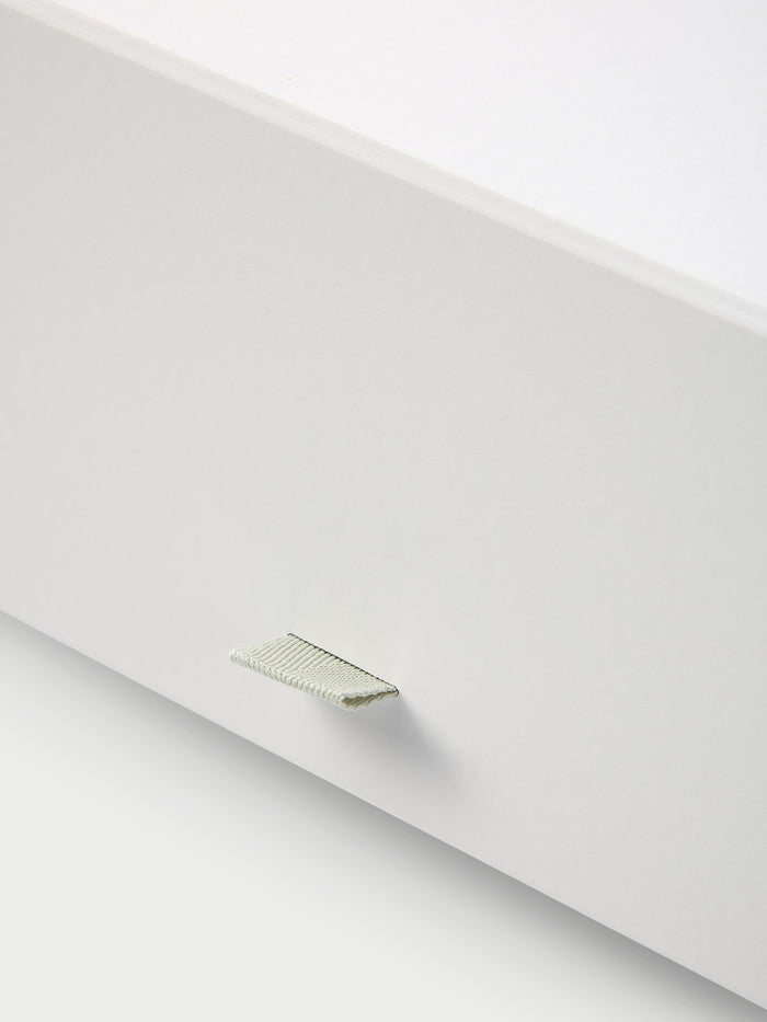 Close up of tab on gift box |Size:Small