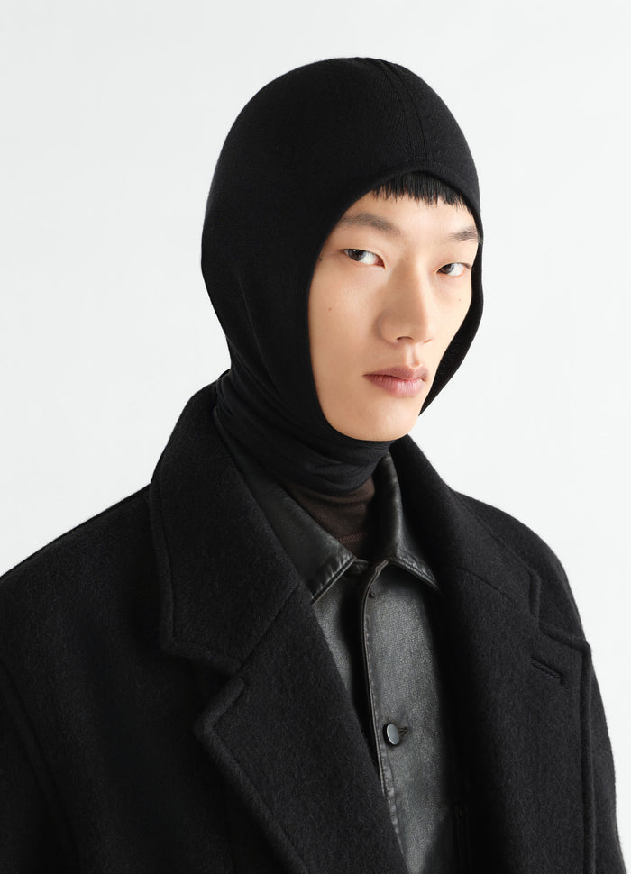 Head scarf in fine black wool LEMAIRE worn by a model in a front close-up shot