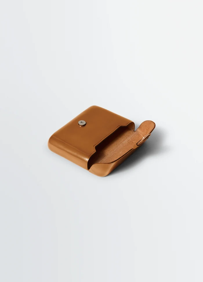IL BUSSETTO FOR LEMAIRE CARD HOLDER in vegetable-tanned leather, product shot, angled top view open flap detail