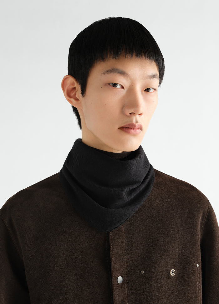 Triangular scarf in black fine merino wool by LEMAIRE worn by model front close-up detail