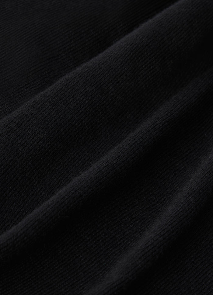 Triangular scarf in black fine merino wool LEMAIRE close-up texture detail