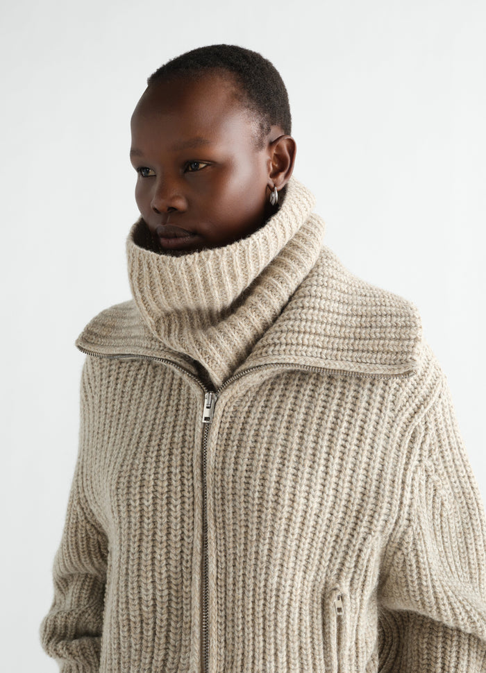 Neck warmer in beige alpaca and yak wool blend LEMAIRE worn by model close-up with zipper detail